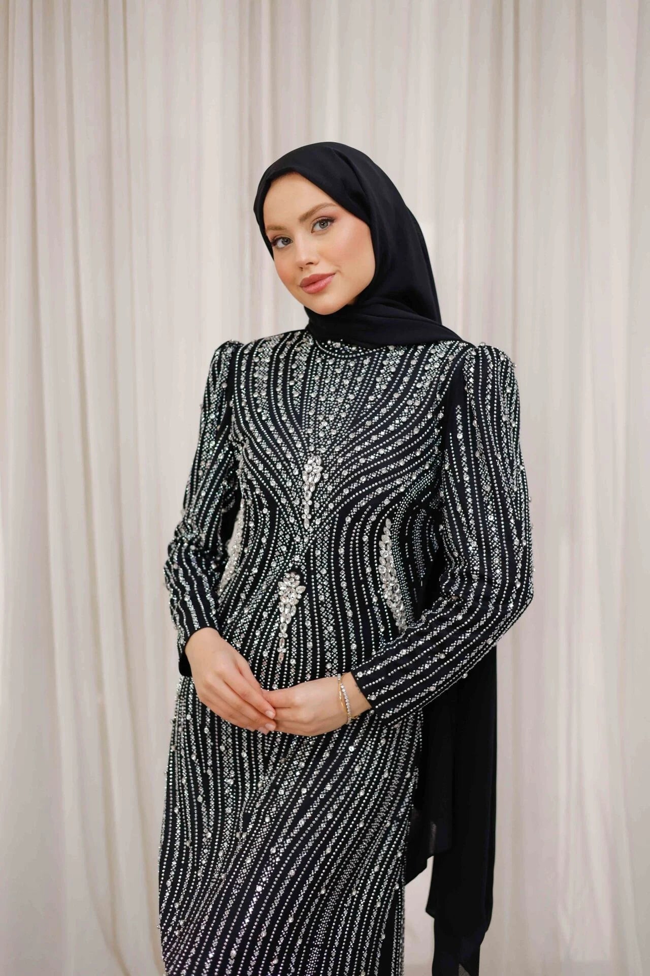 فستان سهرة رويدا المطرز بالأحجار